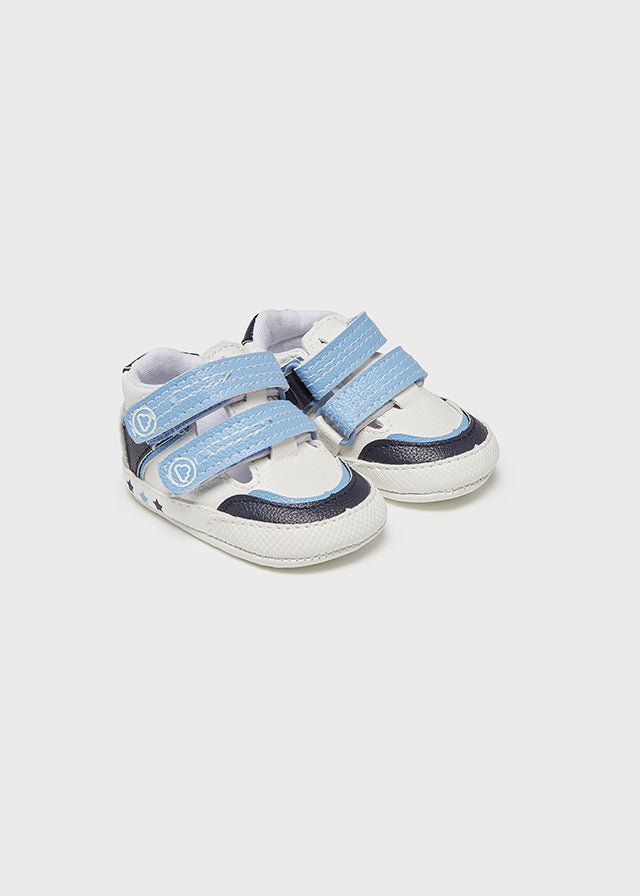Scarpette spotive neonato Mayoral Newborn bianche azzurre - ErreGiModaBimbo