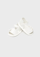 Sandali con chiusura velcro fiore neonata Mayoral Newborn bianco - ErreGiModaBimbo