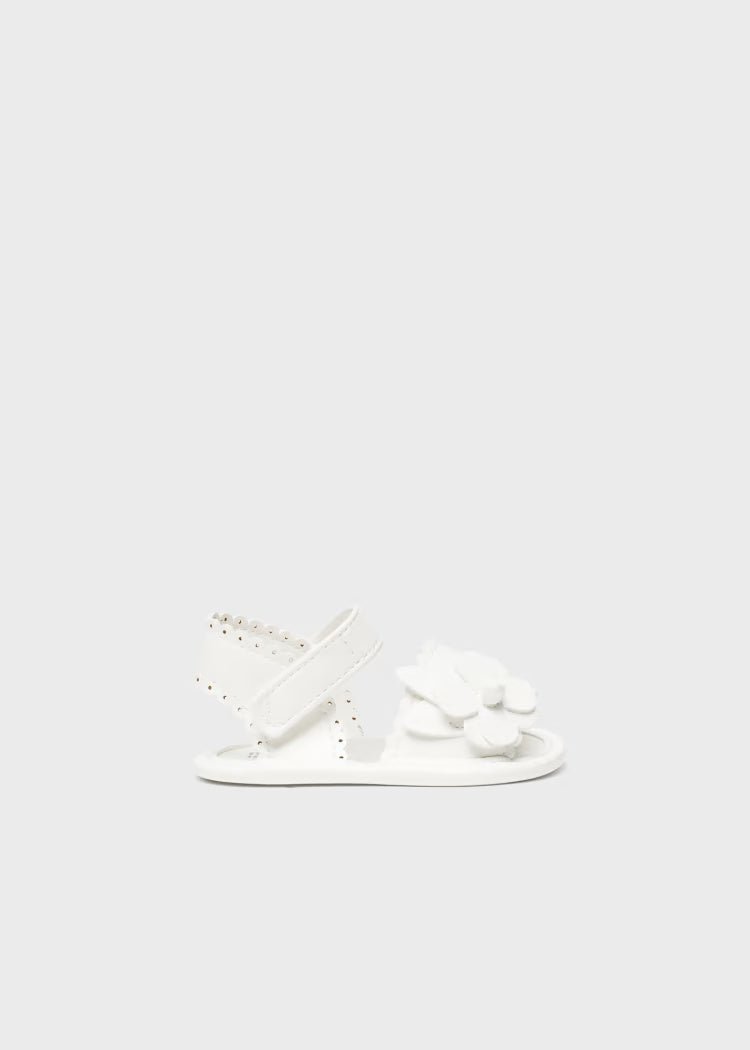 Sandali con chiusura velcro fiore neonata Mayoral Newborn bianco - ErreGiModaBimbo